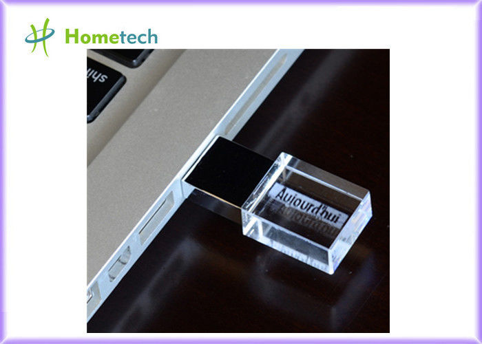 memoria USB en forma de corazón cristalina transparente 16GB con la luz llevada dentro del yoru posee el logotipo engaved